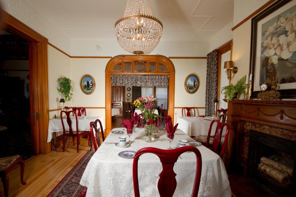Victoria'S Historic Inn Wolfville Esterno foto