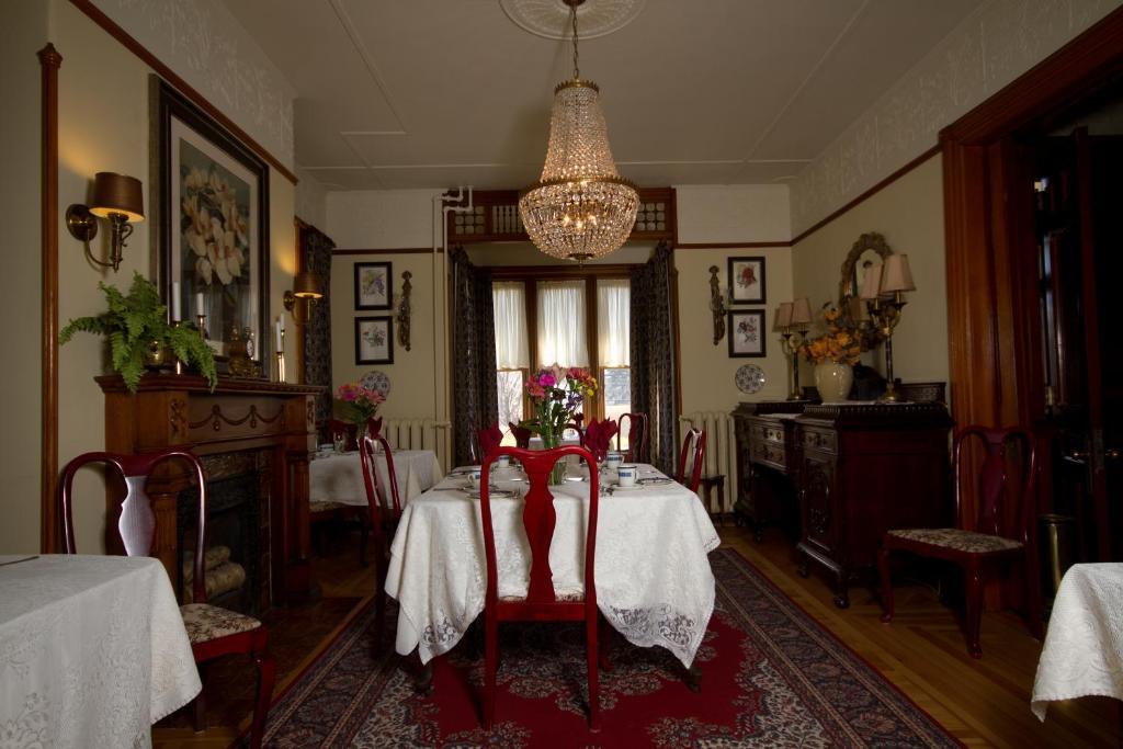 Victoria'S Historic Inn Wolfville Esterno foto