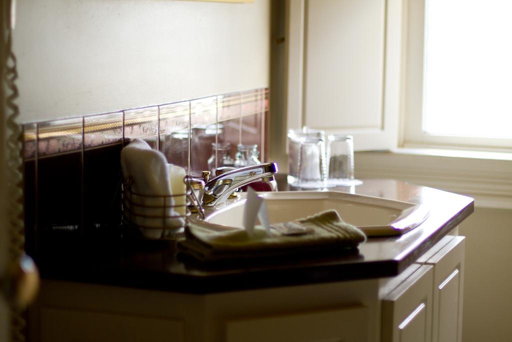 Victoria'S Historic Inn Wolfville Esterno foto