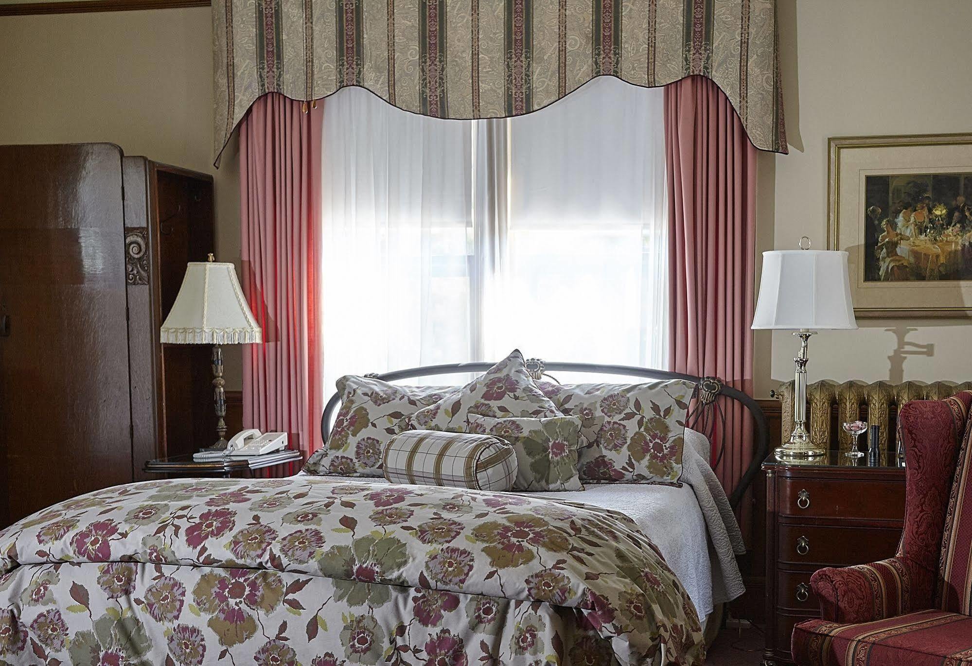 Victoria'S Historic Inn Wolfville Esterno foto