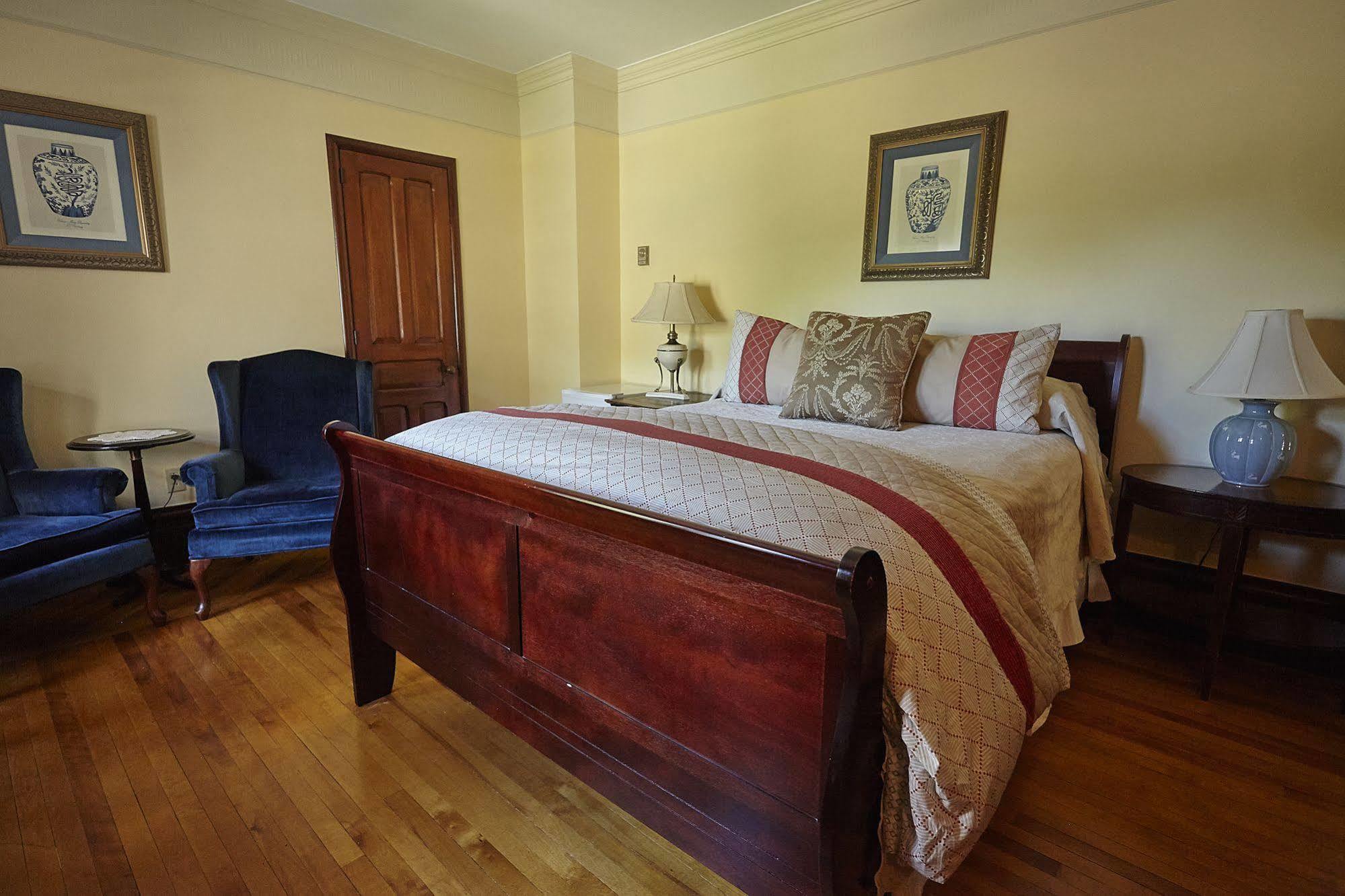 Victoria'S Historic Inn Wolfville Esterno foto