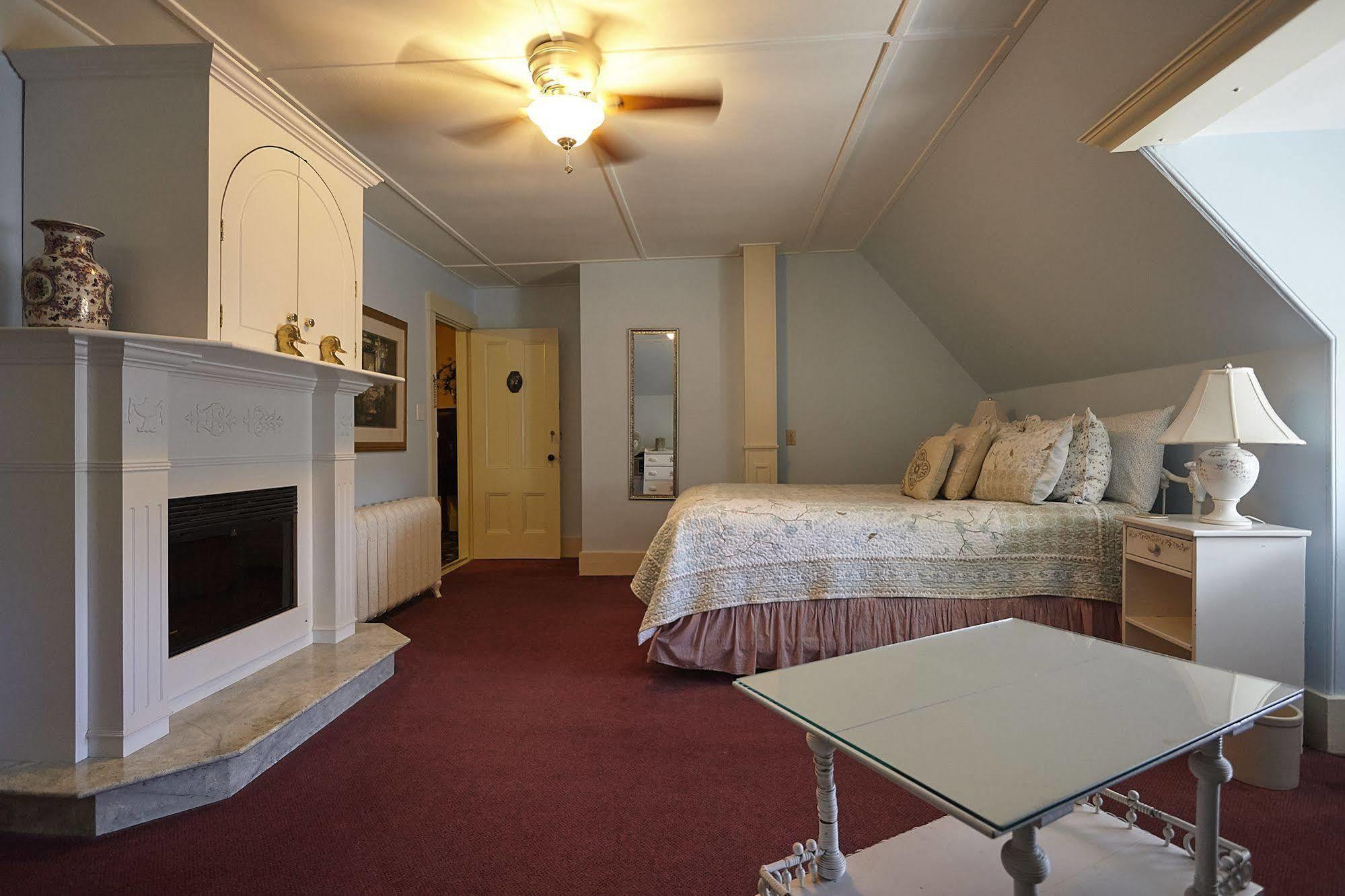 Victoria'S Historic Inn Wolfville Esterno foto