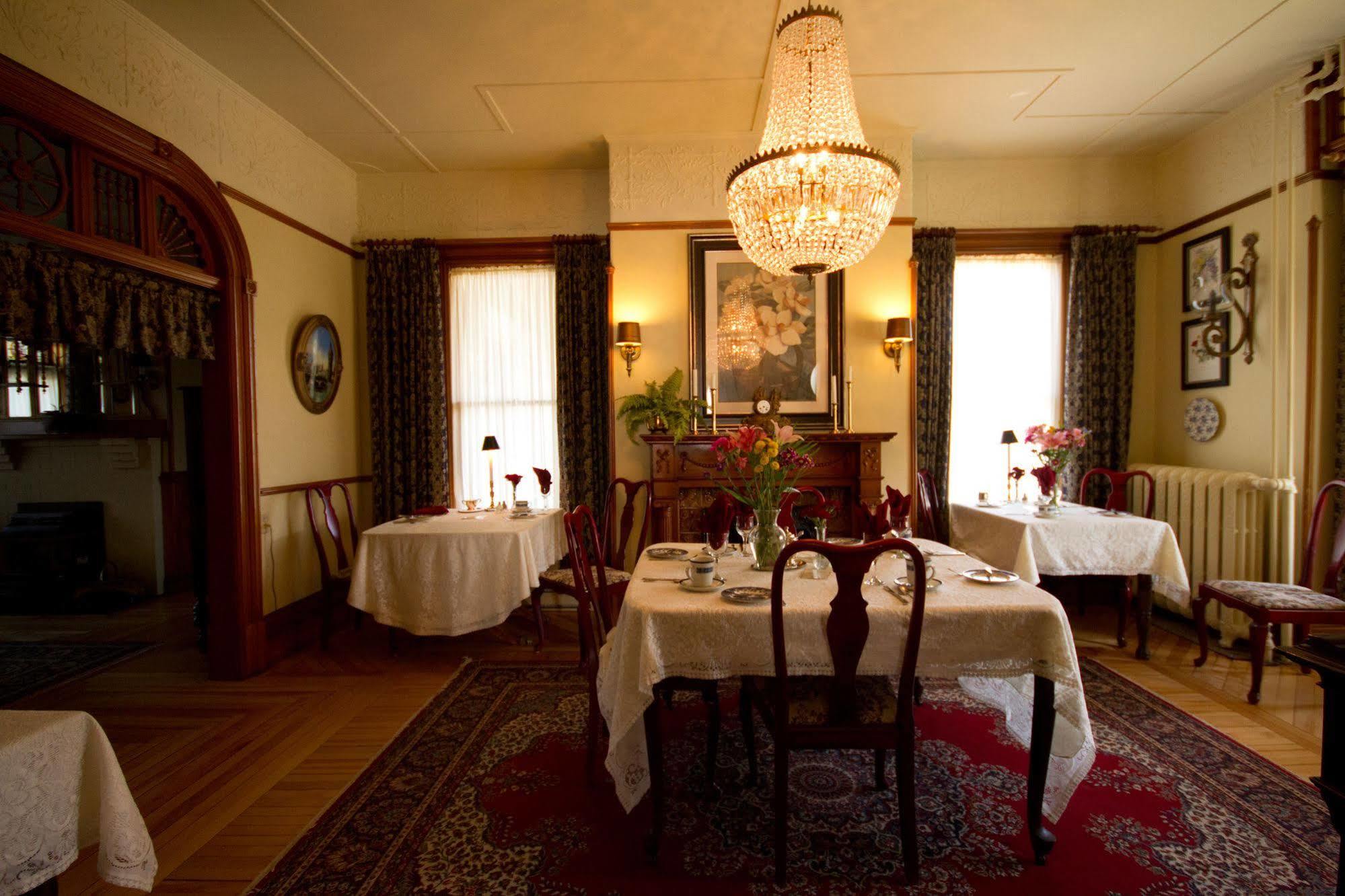 Victoria'S Historic Inn Wolfville Esterno foto